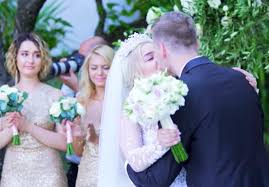 Новоиспеченные супруги поделились яркими фото со свадебной церемонии. Alina Grosu Rasskazala K Komu Ushel Ee Muzh Posle Razvoda