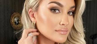 Jason Aldean's Wife Shows Vacation 'Worth The Mosquito Bites'