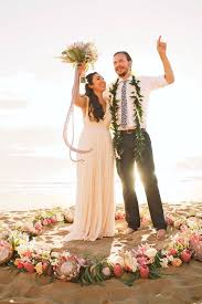 This Gorgeous Flower Circle Coupled With The Adorable Wedding Couple Makes For A Fabulous Wedding Day Maui Weddings Maui Wedding Photographer Hawaiian Wedding
