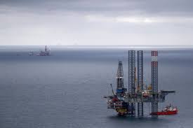 الذهب الأسود أو الزيت الخام، وهو مادة سائلة لزجة، ذات كثافة، تتراوح درجات لونها ما بين الأسود المائل للاخضرار، وتُعتبر مادةً قابلة للاشتعال. Ø§Ù„Ù†ÙØ· ÙˆØ§Ù„Ø³ÙŠØ§Ø³Ø© Ø£Ù… Ø§Ù„Ø³ÙŠØ§Ø³Ø© ÙˆØ§Ù„Ù†ÙØ· Ø§Ù†Ø¯Ø¨Ù†Ø¯Ù†Øª Ø¹Ø±Ø¨ÙŠØ©