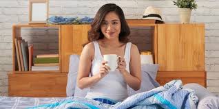Belum lagi sepanjang tidur kulit juga bisa tidak berhenti memproduksi minyak. Manfaat Minum Air Putih Saat Bangun Tidur Ampuh Keluarkan Racun Tubuh Merdeka Com