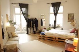 Farbschemata sind eine frage des persönlichen stils. Ein Wg Zimmer Mit Palettenbett Diy Bett Paletten Wg Einrichtung Wg Zimmer Zimmer Bett Aus Paletten