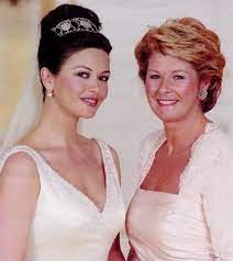 Catherine Zeta Jones And Her Mom Catherine Zeta Jones Celebrity Families Wedding Hairstyles