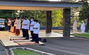 Berlangsung acara konferensi panca negara sebagai konferensi untuk persiapan konferensi asia afrika (kaa) di bandung 1955. Presiden Jokowi Salat Iduladha Di Halaman Wisma Bayurini Istana Bogor Kabar24 Bisnis Com