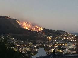Mayor patricia de lille applauded the work of cape town firefighters who have attended to more than 3,100 fires over the last two months. Cape Town Signal Hill Engulfed By Fire Enca