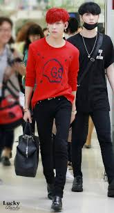 Got7 Bambam I M Reading A Webtoon Called I Am Dating A Celebrity And There S Male Lead Character Named Red Ropa Kpop Estilos De Ropa Para Hombre Yugyeom