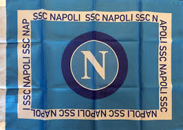 Stemma il primo stemma storico del napoli, nel 1926, era costituito da un ovale con al centro un cavallo rampante poggiato su un pallone da calcio e contornato dalle iniziali della denominazione di. Bandiera Ssc Napoli Ufficiale In Vendita Bandiere It