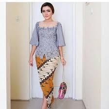 Bermotif baik dalam dominasi warna gelap atau pastel, hijab bermotif juga cocok dipadukan dengan baju navy milik anda. Inspirasi Jahit Kebaya Tunangan Batik Embos Batik Tia Facebook