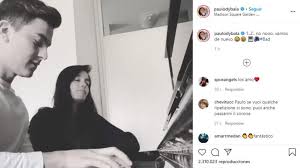 Oriana sabatini and paulo dybala's romantic relationship started in 2017 on social media when dybala was still dating his girlfriend antonella cavalieri; Dybala Laisse Les Crampons Pour Jouer Du Piano Avec Sa Compagne