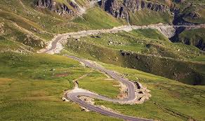 Transalpina traverseaza muntii parang de la n la s fiind paralela cu valea oltului si valea jiului, intre care se afla, si leaga localitatea saliste din jud. Famous Passes Single