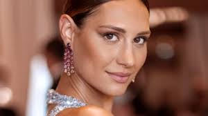 Jun 28, 2021 · l'influencer beatrice valli, 26 anni, mamma di tre bambini e oltre 2 milioni di follower, dopo aver lasciato il salotto indiscusso di maria de filippi, uomini e donne con il tronista (e modello. Owctzy5rkhangm