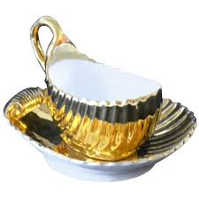 Whether serving or storing, this sauce pot will keep cold dressings cold or warm sauces warm at the table inside or out. Meissen Porcelain Gold Shell Shaped Gravy Boat And Saucer For Sale At 1stdibs