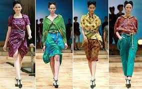 Siapa sih yang nggak tau kain tenun baju tenun ikat dengan bahan kain asli dari troso jepara, pembuatannya di proses secara. Koleksi Busana Tenun Eddy Betty Baju Tenun Batik