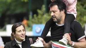 E il merito è anche queste foto arrivano dalla valtellina e mostrano il leader della lega in una veste «inedita». Salvini Si Arrabbia Per Il Telefono Dell Ex Moglie Ma Non Spiega O Capisce Tutto Il Corriere Del Giorno