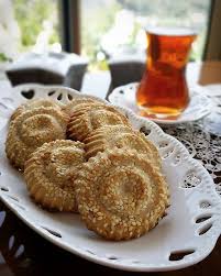 harika bir kurabiye tarifi verecegim kombe bence not alin tarif izmir den hiyam hanim a ait bir de bana icleri hurma ve cevizl kurabi ye tatli kurabiyeler