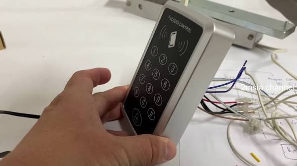 Sistem de acces cu card compatibil
