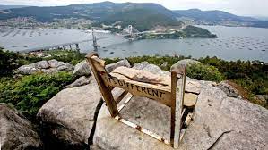 Galicia (/ ɡ ə ˈ l ɪ ʃ (i) ə /; El Mejor Banco De La Ria Sin Arreglo