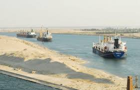 Voie navigable d'égypte perçant l'isthme de suez le canal de suez mesure 161 km entre avec des recettes de plus de 300 millions de dollars, soit 4 % du produit intérieur brut, le canal de suez constitue pour l'égypte la troisième source de rentrée de devises, après le tourisme et les transferts financiers. Canal De Suez L Egypte Veut Creuser Une Deuxieme Voie D Eau