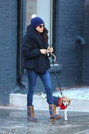 Meghan Markle Wraps Up As She Takes Her Dog Bogart To The Vet Meghan Markle Style Walking Outfits Fall Family Photo Outfits