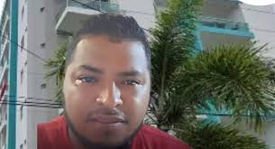 QUE PESAR CERRAJERO NO PUDO ABRIR LA PUERTA EN UN PISO 9, INTENTO TRAVESAR  UN MURO Y MURIÓ Era domingo, su día de descanso, pero aun así Edwin Navarro  Rodríguez salió de