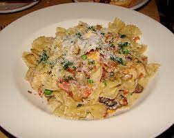 This chicken farfalle recipe is my fiance's favorite thing at the cheesecake factory. Link To Recipe Http Www Food Com Recipe Farfalle With Pancetta And Peas In A Roasted Garlic Cream Sauce 16688 Yummy Pasta Recipes Chicken Recipes Recipes