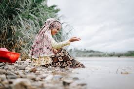 Jika diumpamakan berlayar di kapal, wanita adalah navigator seorang nahkoda. 50 Kata Kata Mutiara Tentang Wanita Tegar Empatdio