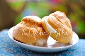 Nah, jika biasanya hidangan ini dibuat dengan menyertakan whipped cream dibagian dalamnya bersama dengan daging durian. Cream Puff Nyum Nyummy Callmeghe