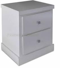 Junto a la cama, en el costado sobre el que dormimos, este mueble nos facilita el descanso con sus múltiples usos: Buros Para Recamara
