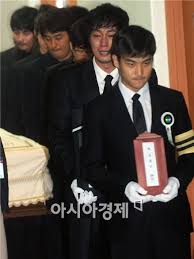 Winter sonata drama 2002 kdrama romance drama mystery drama online free. Park Yong Ha S Coffin Borne Out Of St Mary S Hospital Hancinema