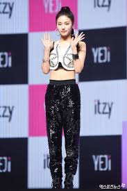 Tall Female Idols Born On Or After 2000 Who Are Model Worthy Soompi Female Model How To Look Pretty
