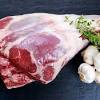Avant de cuire votre gigot d'agneau au four, pensez à sortir la viande du réfrigérateur au moins 1 h avant la cuisson. 1
