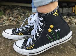 Sterne Und Blumen Bestickten Konverse In 2020 Embroidered Shoes Embroidery Shoes Diy Shoes
