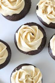 Cupcakes Au Chocolat Vegan Et Glacage Au Beurre D Arachide Valises Gourmandises Recette Cupcake Chocolat Chocolat Vegan Cupcake Vegan