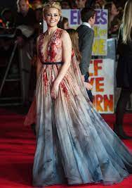 Elizabeth banks shows off her regal style attending the premiere of her latest film. Elizabeth Banks At The London Premiere Of The Hunger Games Mockingjay Part 1 Nice Dresses Fashion Pretty Dresses