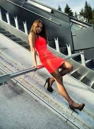 Die zweifache weltmeisterin juliane seyfarth setzte sich auf der schanze sneschinka (schneeflocke) vor katharina althaus durch und fuhr ihren dritten erfolg in serie ein. Juliane Seyfarth