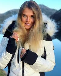 La suissesse corinne suter a remporté vendredi la première descente de val d'isère, son premier succès en coupe du monde cette saison, devant l'italienne sofia goggia (à 11/100e). Corinne Suter Ski Alpin Swiss Ski