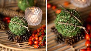 Erst draußen naturmaterialien wie buntes laub, kastanien und eicheln sammeln, dann zuhause kreativ werden. Herbstdeko Aus Naturmaterialien Basteln Diy Tischdeko Mit Moos Diy Blog Do It Yourself Anleitungen Zum Selbermachen Wiebkeliebt