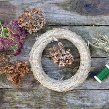 Eine sehr einfache anleitung zum servietten falten die man mit stoffservietten und papierservietten falten kann. Herbstkranze Selber Machen Ideen Zum Nachmachen Living At Home