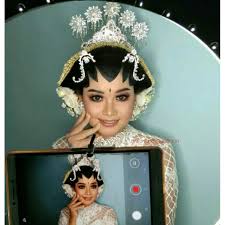 Setting hair by using equipment and cosmetic without bouffant technique seni kerajinan dan pariwisata. Harga Sanggul Jawa Jogja Terbaru Juni 2021 Biggo Indonesia