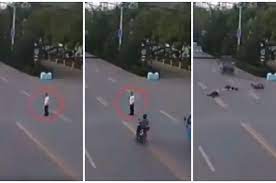 Click image to visit our home. Berkat Ulahnya Menyeberang Jalan Sembarangan Pria Ini Sebabkan Kecelakaan Beruntun