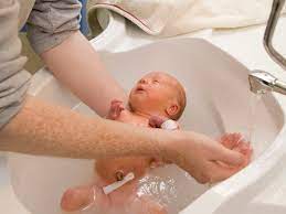 At bc women's, the initial bath doesn't happen until at least four hours and often up to 24 hours postpartum. How Do I Give My Premature Baby A Bath