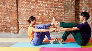 Zwei jahre später meine erste yogalehrer ausbildung in der sivananda tradition. Yoga Ubungen 8 X Yoga Fur Paare Bilder Fit For Fun