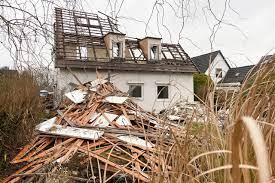 Wir listen auf, von welchen faktoren die kosten vom abreißen eines hauses abhängen und erläutern. Plattgemacht Unsere Erfahrungen Mit Hausabriss In Hamburg Mit Tipps Und Realen Kosten Elbmadame