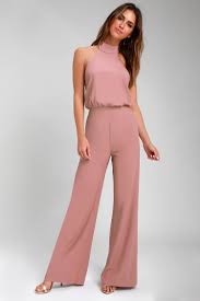 Eine elegante variante aus satin ist z.b. Chic Dusty Pink Jumpsuit Halter Jumpsuit Wide Leg Jumpsuit Lulus