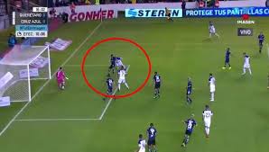 El cuadro celeste, dirigido por juan reynoso, viene de ganar de manera sufrida ante los tuzos del pachuca, mientras que los. Cruz Azul Vs Queretaro Mira El Gol De Pablo Aguilar Para El 1 0 Tras La Revision Del Var Video Deporte Total El Comercio Peru