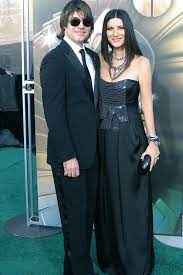 Tanti auguri laura pausini, baci e felicità con paolo carta tgcom24 laura pausini: Facebook