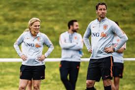 Jun 27, 2021 · frank de boer lijkt door te willen gaan als bondscoach van oranje, al wil hij de uitschakeling op het ek tegen tsjechië eerst laten bezinken voordat hij praat over zijn toekomst bij oranje. Wie Treedt Bij De Oranjevrouwen In De Voetsporen Van Bondscoach Sarina Wiegman Nrc