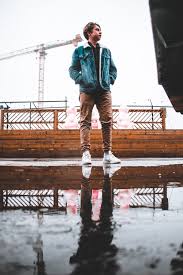 Nous encourageons la créativité et l'esprit sportif. Que Mettre Avec Un Pantalon Marron Pour Homme