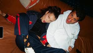 Bekijk meer ideeën over tekenen. Bella Hadid Holds Hands With Dj Daniel Chetrit Sweetly Embraces Bella Hadid Hadid Model Life