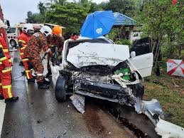 Katanya dia tak perasan divider di jalan masih panjang, lalu terlanggar dan terpelanting sehingga sertai komuniti mstar hari ini! Kemalangan Terbaru Hari Ini